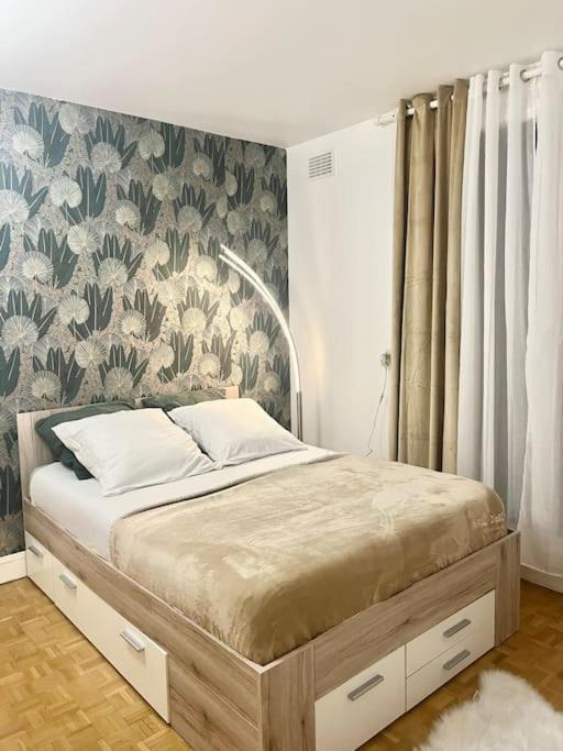 Proche Chateau De Versailles Avec Balcon Vu Sur Une Foret Et Parking Gratuit Pour 5 Personnes Maximum Luaran gambar