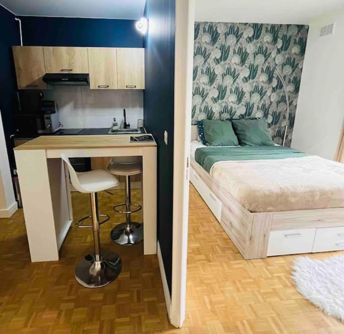 Proche Chateau De Versailles Avec Balcon Vu Sur Une Foret Et Parking Gratuit Pour 5 Personnes Maximum Luaran gambar