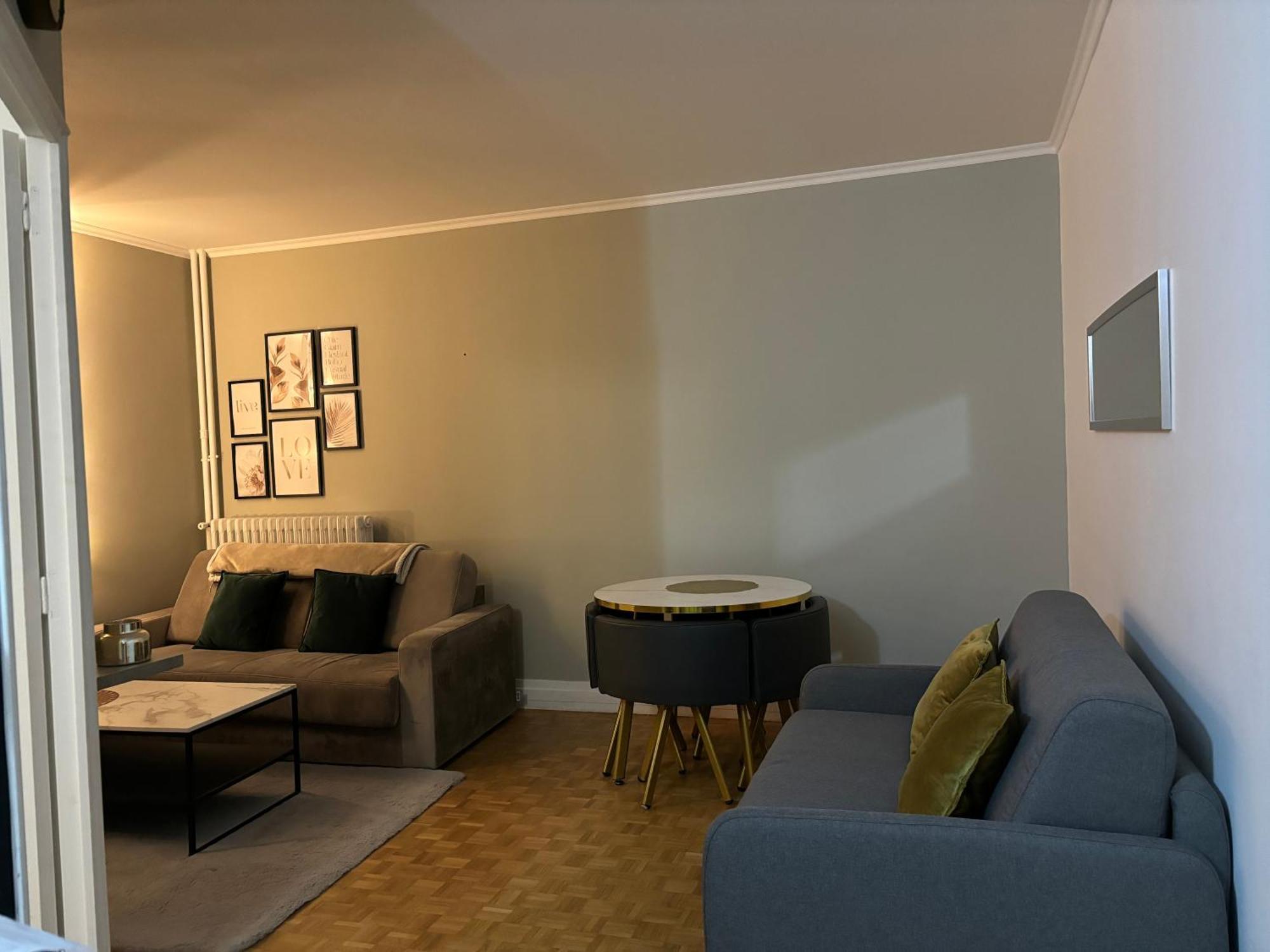 Proche Chateau De Versailles Avec Balcon Vu Sur Une Foret Et Parking Gratuit Pour 5 Personnes Maximum Luaran gambar